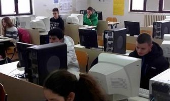 Osnovci provjeravali informatičke vještine na Cetinju
