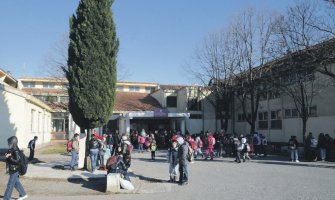 Šaković priveden zbog maltletiranja dječaka, udario ga u dvorištu škole