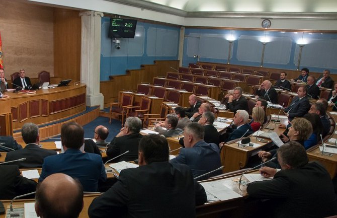 Moguće da ostanu bez poslaničke plate oni koji bojkotuju Parlament