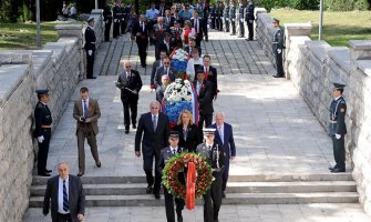 Delegacija Crne Gore položila vijenac na spomenik Partizanu borcu na Gorici