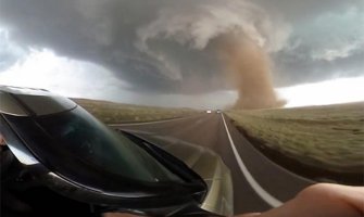 Iz automobila snimili tornado kao niko do sada (VIDEO)   