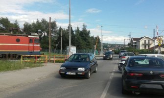 Pazi ide voz!