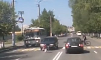 Mladić (23) udario djevojčicu (9) na pješačkom, drugi vozači ga pretukli (Video)