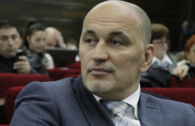 Radnici rade za 450 eura a kolege na bolovanju šalju pozdrave sa odmora preko Facebooka