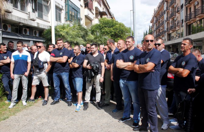 Zaposleni u ZIKS-u počeli proteste: Na nas se puca a na naše vapaje se niko ne odaziva