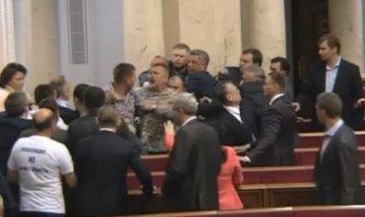 Poslanici se potukli u Vrhovnoj radi Ukrajine  (VIDEO)