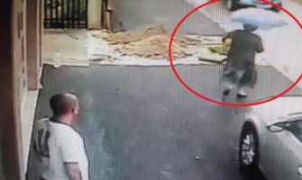 HIT VIDEO:Baka se sapliće o ivičnjak, pada i upada u otvorenu rupu