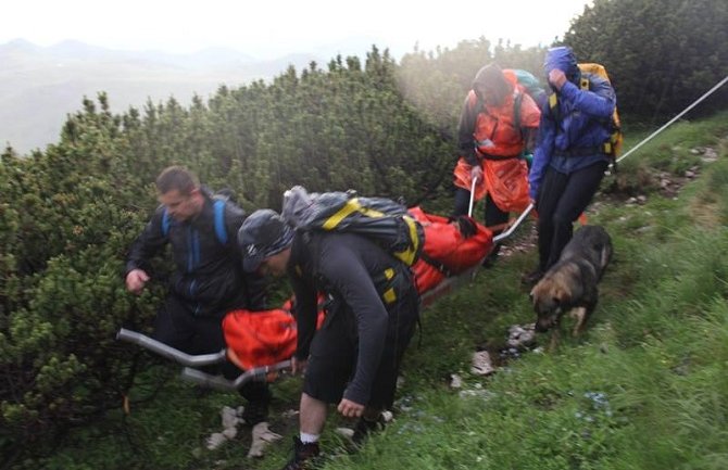 Helikopter MUP-a prevezao belgijskog turistu u KCCG (FOTO)