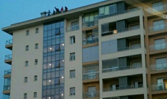 Podgorica: Mladići se popeli  na vrh zgrade, prolaznici šokirani