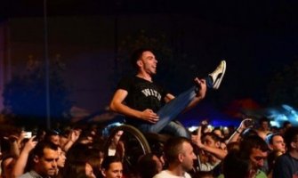 Bijeljina: Nepokretnog druga držali na rukama na koncertu! (FOTO)