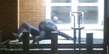 Ruski policajac i američki diplomata se potukli na ulazu u Ambasadu SAD u Moskvi (VIDEO)