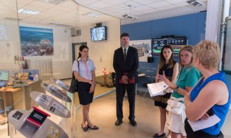 Petrušić u posjeti CERN-u, sreo se sa crnogorskim studentkinjama