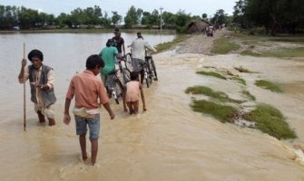 Snažne poplave u Nepalu i Indiji odnijele najmanje 90 života 