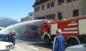 Popović: Natjerali su nas da neregistrovanim kamionom peremo ulice!