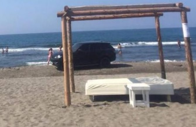 Ulcinj: Parkirao džipa tik uz more (FOTO)