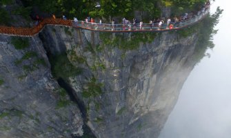 Kineski stakleni most oko litice za hod kao po nebu(FOTO/VIDEO)