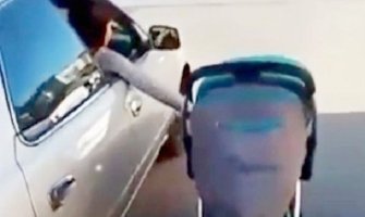 Žena  gurala mališana u dječijim kolicima istovremeno vozeći automobil (Video)