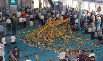Obrušio se luster u džamiji, povrijeđeno 11 osoba