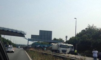 Nadvožnjak se srušio na autoputu, ima povrijeđenih