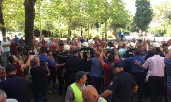 Policija suzavcem spriječila bivše radnike KAP-a da uđu u Skupštinu(VIDEO) (FOTO)