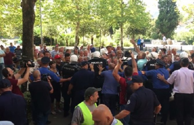 Policija suzavcem spriječila bivše radnike KAP-a da uđu u Skupštinu(VIDEO) (FOTO)