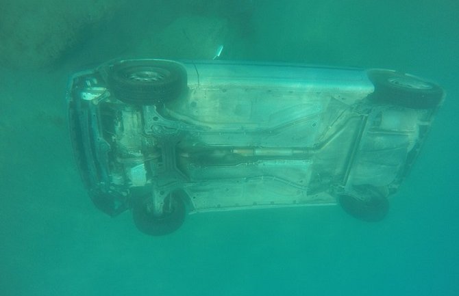 Ulcinj: Automobil završio u moru (FOTO)