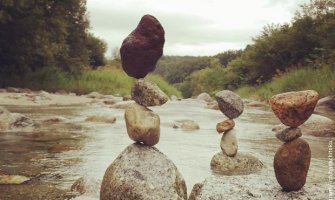 Mirna ruka i strpljenje: Slaže skulpture od kamenja (VIDEO)