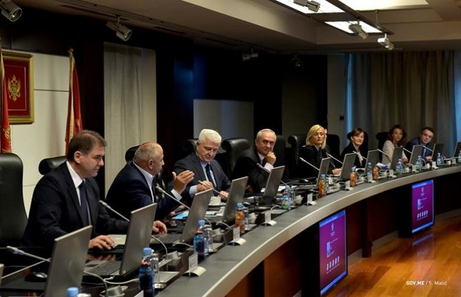 Državnim funkcionerima smanjene plate