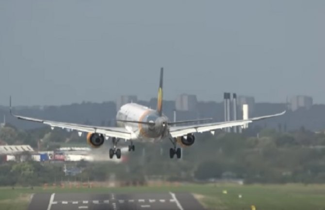 Jak vjetar pomjerio avion u stranu, jedva sletio (VIDEO)