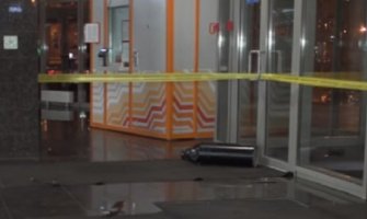 Tinejdžer napao ljude sjekirom i testerom jer su ga iritirali! (VIDEO)