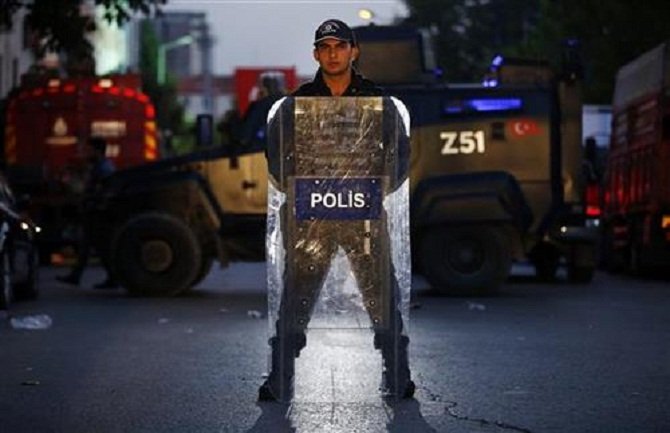 Ankara: Suzavac i vodeni topovi na demonstrante