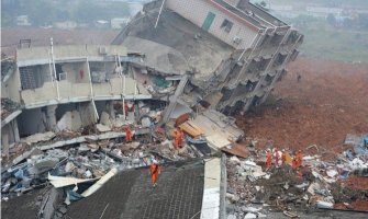 Urušile se četiri zgrade, poginulo 17 osoba