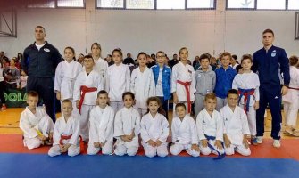 12 medalja za karate klub 