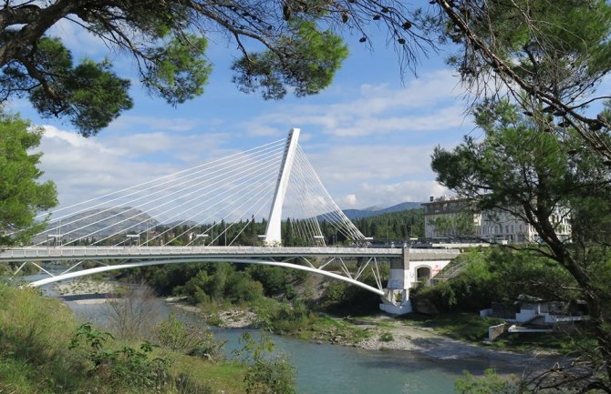 Eksploziv bačen zbog dugova?