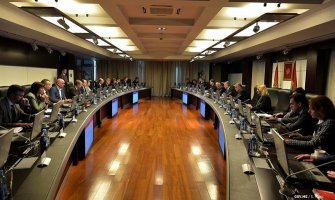 Simović: Ne režemo plate javnom sektoru, nego sebi