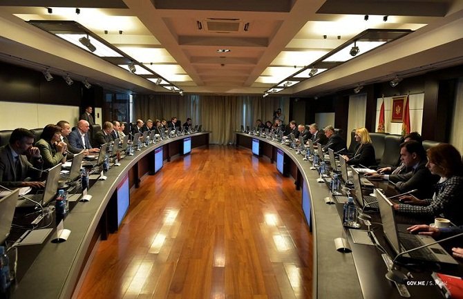 Simović: Ne režemo plate javnom sektoru, nego sebi