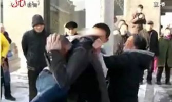 Kinez pretukao roditelje na ulici jer su mu kupili premali stan(VIDEO)