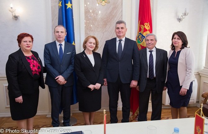 Bojkot parlamenta nikada ne daje dobre rezultate