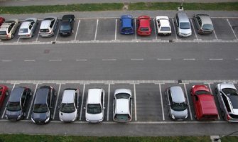 Budva: Prodao dvorište stambene zgrade za pet automobila