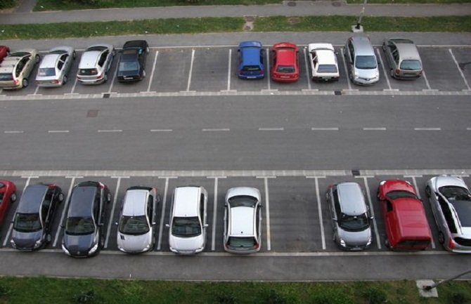 Budva: Prodao dvorište stambene zgrade za pet automobila