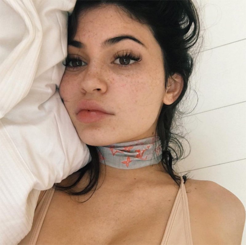 kyliejennerfrecklesnaturalbeutyselfienomakeupftr