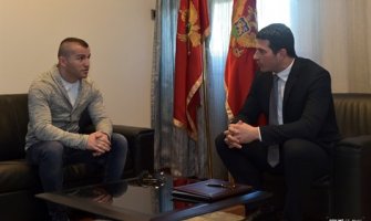 Janović nagradio Zlatičanina sa deset hiljada eura i obećao nacionalnu penziju