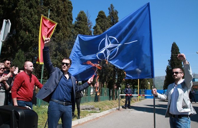 Milačić zapalio NATO zastavu ispred zatvora
