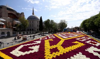 Istanbul: Na trgu Sultanahmet izložen ”ćilim” od 564.000 lala (FOTO)