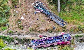 Autobus pao u provaliju, poginulo 12 putnika