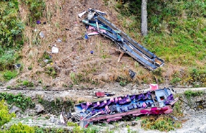 Autobus pao u provaliju, poginulo 12 putnika