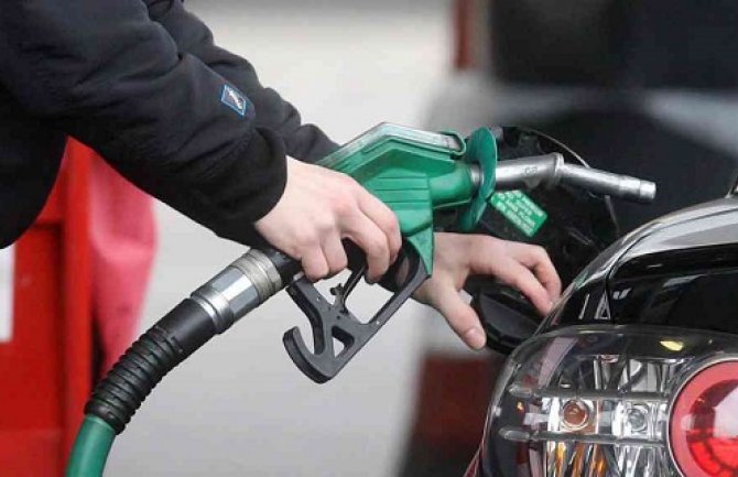 Eurosuper od ponoći skuplji 6 centi 