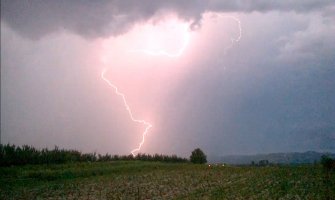 Gađao grom u jagode: Žena stradala, muškarac povrijeđen