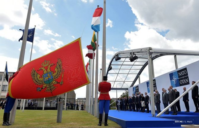 NATO podigao pogrešnu zastavu CG: Bila je to nesrećna greška, zbog čega žalimo