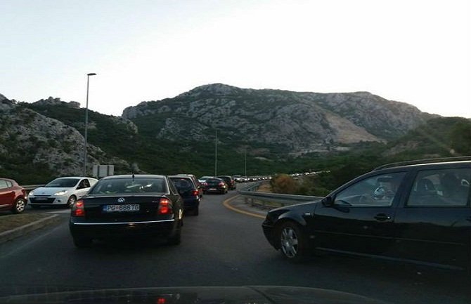 Udes u tunelu Sozina napravio veliku kolonu